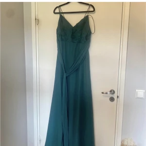 Grön balklänning! - Jättefin långklänning från asos perfekt till balen eller liknande, tyvärr var den lite för liten på mig! Har aldrig använt 🥰 Strl. 38🤗
