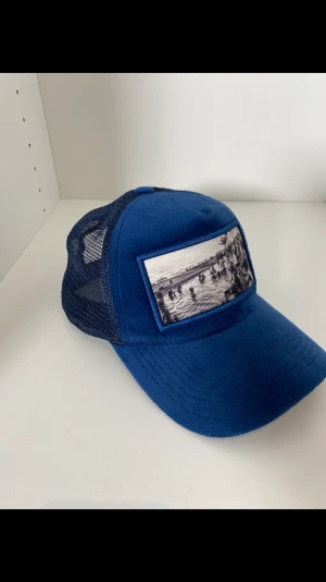 Velvet keps - Super trendig velvet keps från emilio pendenza. Skick 9/10 använd typ 2 gånger. Skriv ett DM till mig om du undrar nåt👍