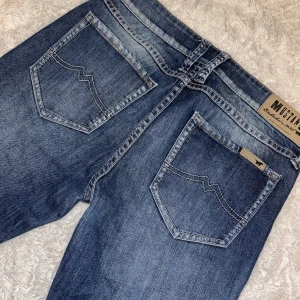 Low waist jeans  - Säljer nu dessa skit snygga jeansen som jag köpt på Sellpy men kom tyvärr inte till användning!💗Dom är i ett super skick och jätte skönt material!!💗🎸⚡️🫶🏼