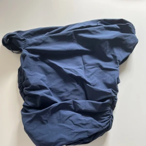 Zara topp  - Blå topp i storlek L (men är som en M). Aldrig använd, råkade köpa 2. 