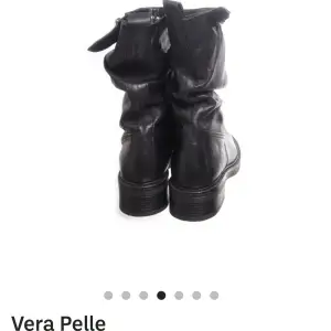 Så fina boots från Vera pelle. Rätt okänt märke men det är äkta läder. Passar en 39:a men sitter rätt tight på mig som har breda fötter, därav säljer jag dem.