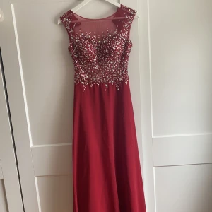 Balklänning  - Fin balklänning använd 1 gång  Jag är ca 162 lång 