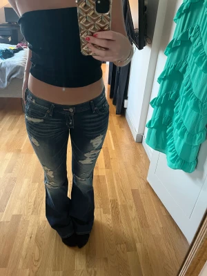 Lågmidjade jeans - Säljer nu mina skit snygga lågmidjade jeans! De är aldrig använda och kommer från holister men är en gammal modell så går inte att få tag på längre!!🤩🤩skriv mer om ni vill veta exakta mått