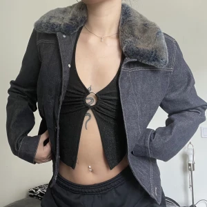 Jeans jacka med päls - Så snygg men får tyvärr ingen användning för. Står UK 12 i den men passar mig som bär S 💙💚