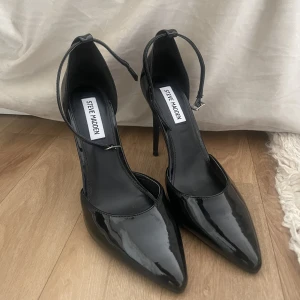 STEVE MADDEN  - Jättefina klackskor, aldrig använda pga fel storlek.  Strl.38 Inköpta för 1049 Kan gå ner i pris vid snabbaffär:)) Skriv chatt för fler bilder!