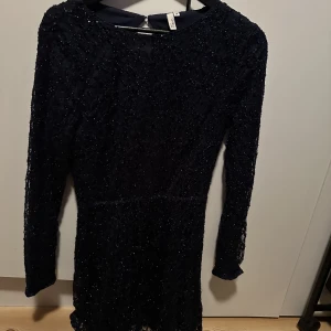 Klänning  - Hej! säljer nu min klänning som är använd 1 gång . 