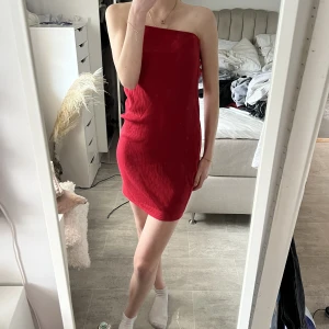 Bandeuklänning - Fin oanvänd klänning i storlek L men passar även S & M. Går att sy in också om man skulle vilja. Fungerar att ha som kjol 💗 