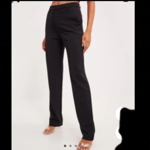 Raka kostymbyxor  - Raka kostymbyxor från Nelly. Helt nya och aldrig använda. Skönt material, sitter löst, rak i modell, långa i benen. Säljer pågrund av att dom inte passade min kroppsform och kunde inte returnera. Köpte för 350+frakt men säljer nu för 300