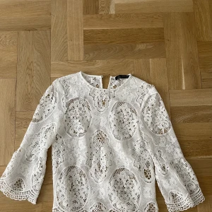 Vit topp - Gammal Zara blus / topp. Knappt använd! Storlek S