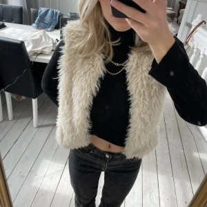 Fluffig väst - Superfluffig väst i storlek 34 men passar lätt 36