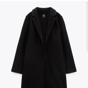 Kappa - Svart (ca knälång) kappa från Zara, storlek M!  Jag är 1.66 💗