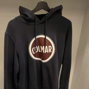Colmar hoodie i navy blue storlek M, använd en del men syns inte alls så mycke cond 7/10. Ny pris 1400 