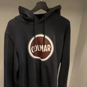 Colmar hoodie i navy blue storlek M, använd en del men syns inte alls så mycke cond 7/10. Ny pris 1400 