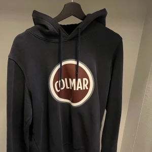 Colmar hoodie  - Colmar hoodie i navy blue storlek M, använd en del men syns inte alls så mycke cond 7/10. Ny pris 1400 