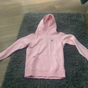 Gant hoodie - En ljusrosa hoodie, stl 146/152, Sällan använd