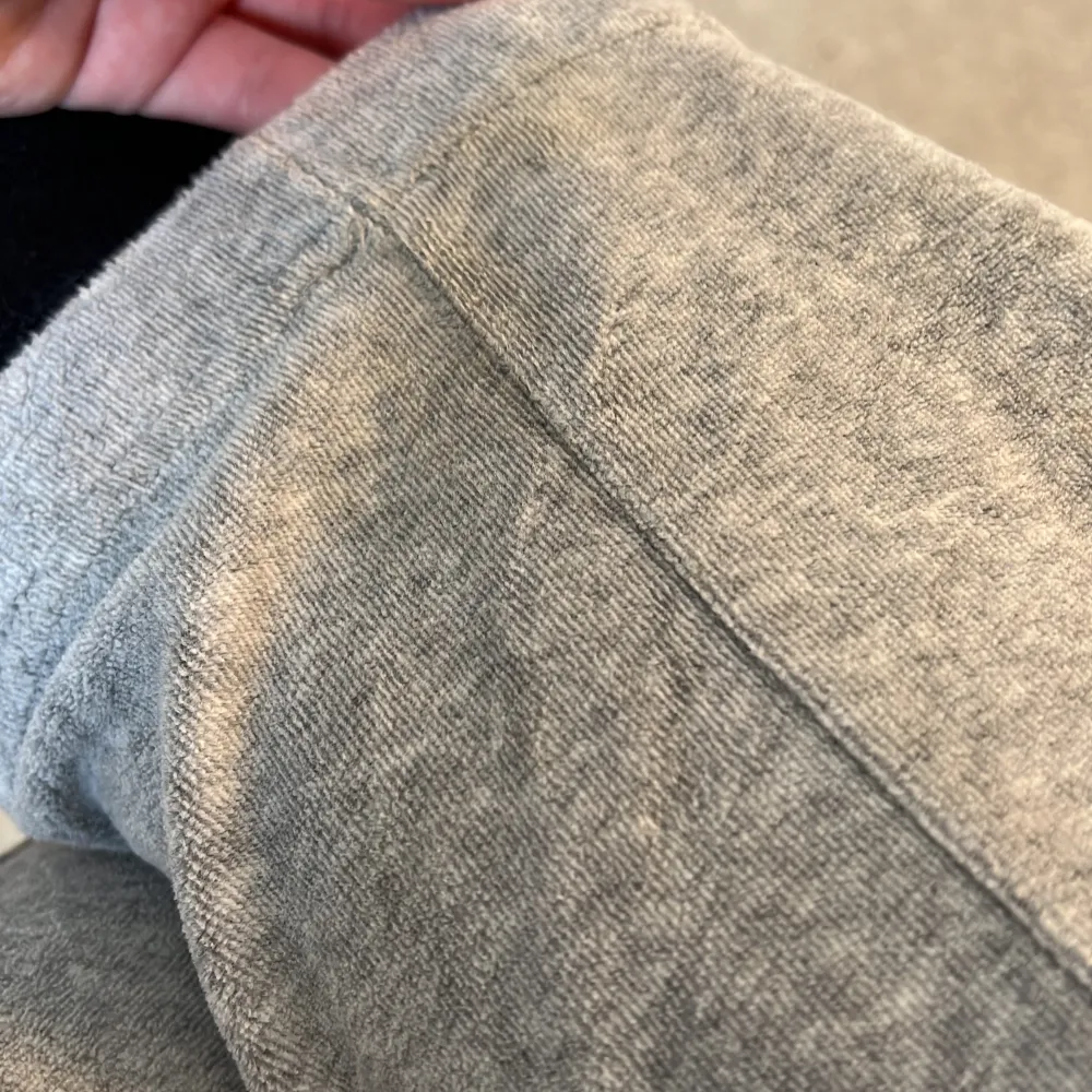 Säljer nu mina sååå fina juicy byxor i grå. Detta då de inte längre kommer till användning och jag har ett par till. De är fint använda med möjlig färg förändring i slutet av benet (kolla bild 3). Inköpspris 1100kr. Jag säljer för 550kr🥰🥰. Jeans & Byxor.