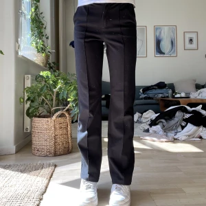 Kostymbyxor! - Säljer att par svarta kostymbyxor från Kappahl, säljer pågrund av att dom är förkorta. Använt 7-8 gånger men i ett bra skick. Tvättar innan jag postar. Nypris 300kr.