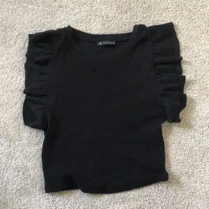 Zara topp med volanger  - En svart zara topp i storlek s!💙 Andvänd en gång då den inte passade mig så bra. 