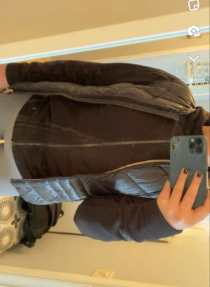 Väst - Fin tunnare väst ! Storlek M men mer som en S! 🖤