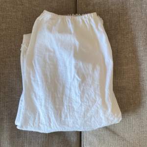 Fin vit kjol i storlek 36 som motsvarar en xs-M eftersom den är väldigt stretchig. Fina detaljer nere vid kjolen och i bra skick. Inga fläckar eller defekter!