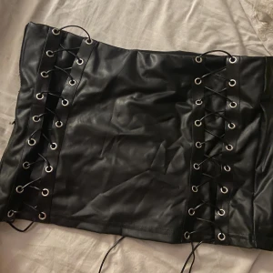 Skinn kjol💕 - Från shein men tyvärr lite för kort för mig💕 St M (skulle säga mer än S)  10 kr+frakt (29 kr) 