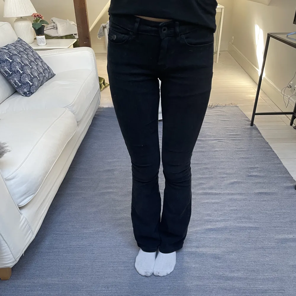 Svarta low waist Bootcut jeans från Maison Scotch. Orginalpris runt 1000. Superbra skick inga defekter! Midjemått: 68. Jeans & Byxor.