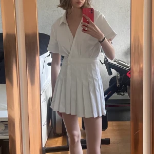 Klänning  - Snygg klänning från zara perfekt till sommaren. Med inbyggda short så jätte skön att ha på sig 