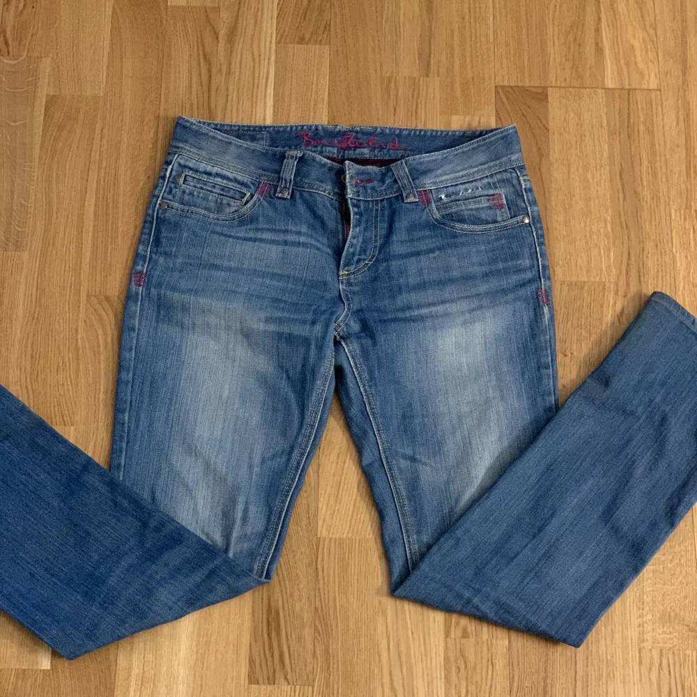 Jätte snygga lowwaist jeans med as snygga fickor💞Säljer för att de inte kommer till användning hos mig❤️Modellen är straight leg och jeansen har små rosa detaljer💞 står inte för frakt och inga returer ❤️Hör av dig om de e något du undrar över!💗. Jeans & Byxor.
