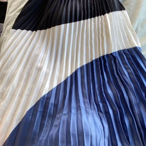 Kjol - Så fin plisserad kjol från hm