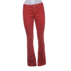 Bootcut jeans - Säljer dessa supercoola röda bootcut jeansen från acne på grund av att de var för små:( Köptes på sellpy och har tyvärr hål i framfickorna 😵 Hör av dig vid frågor!!