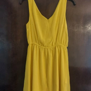 Klänning  - Aldrig använt 