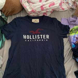 Mörk blå Hollister T-shirt  