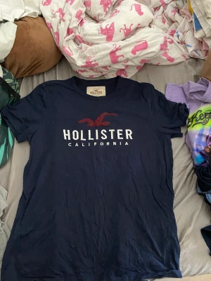 T-shirt - Mörk blå Hollister T-shirt  