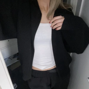 Svart kofta - Säljer denna superfina svarta koftan från BikBok, storlek M. Inte använd många gånger alls, alltså mycket fint skick❤️ Pris: 200kr