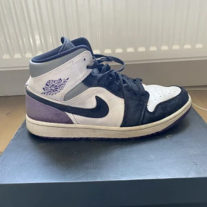 Jordan 1 - Ett par court purple i väldigt bra skick! Box medföljer!