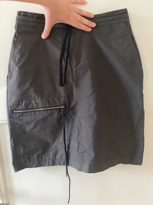 Our Legacy kjol - Säljer denna kjol med fina detaljer, köpt på Our Legacy workshop.  passar inte mig i storlek längre!  Sänker pris pga sprucken söm i bak, enkelt att laga <3 