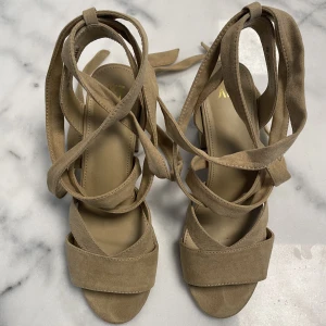 Snörade klackar skor  - Jättefina beiga snörade höga klackar. Storlek 39.  Endast använda på studenten.