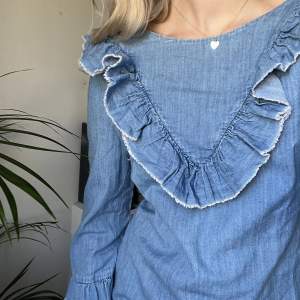 Säljer nu denna otroligt söta jeansklänning med volanger runt halsen då den inte kommer till användning. Trots att det är denimtyg är materialet relativt tunt, så den passar även de varmaste sommardagarna.☀️