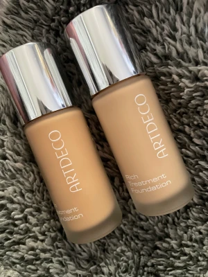 Foundation ARTDECO - Säljer båda mina Foundation märket ARTDECO 💫 dom är endast testade 1gång! Nypris för båda med frakt var ca 700kr 💕 båda för 400kr eller 230st 💫  Köparen står för frakten 💫