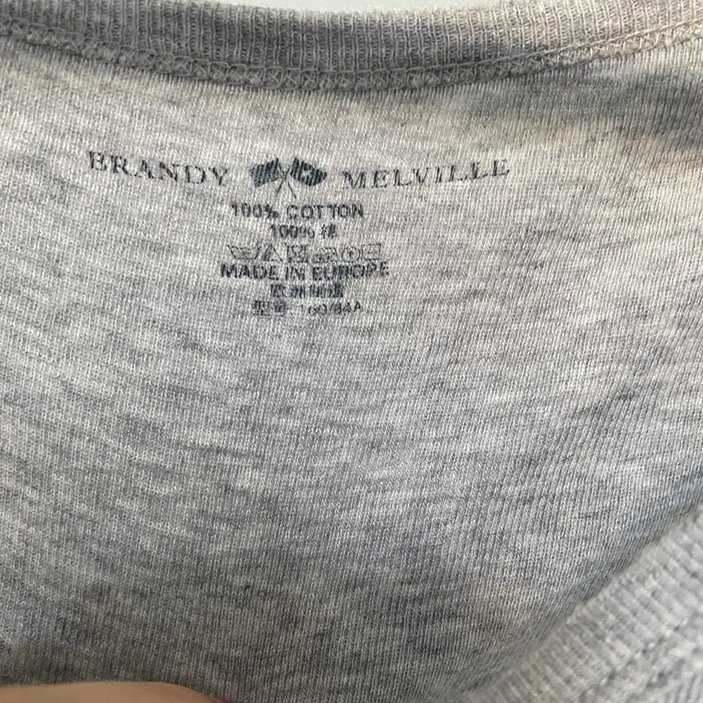 Brandy Melville top I bought in Italy! Never worn, perfect condition 😁. Toppar.