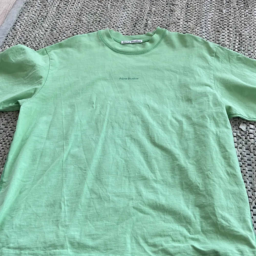 Säljer denna Acne Studios Tshirt i en ljusgrön färg, strl M  Oversized på mig som har Xs/S  Använd 1 gång  Nypris 2200kr säljes för 1000kr ellr bud . T-shirts.