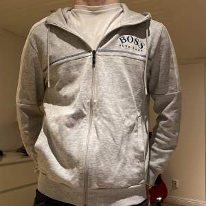 Zip hoodie från hugo boss i storlek M, använd med bra skick. Nypris 2000kr och finns inte att få tag i längre. 700kr + frakt. 