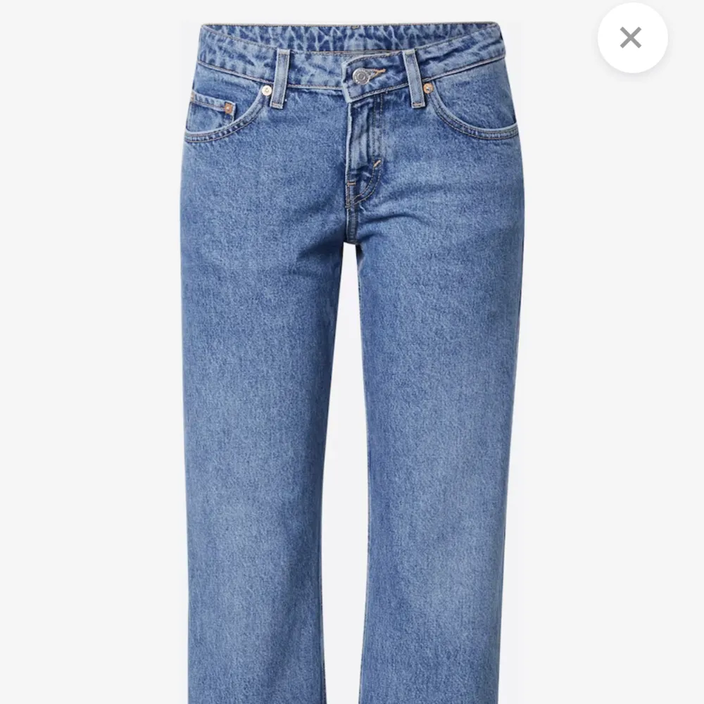 Helt nya Weekday arrow lågmidjade jeans, aldrig använda med lappar fortfarande kvar🫶🏻🫶🏻🫶🏻. Jeans & Byxor.