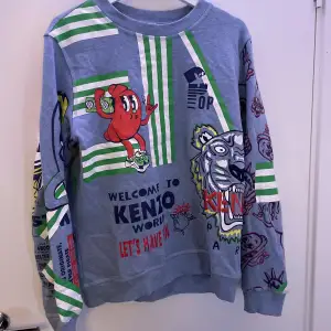 Äkta Kenzo ”Welcome to kenzo world” sweatshirt.  Sorlek 16A (S).  Skick: 10/10, Aldrig använd endast provad så nyskick!  Nypris 2000kr!!