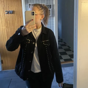 Jeanjacka med nitar - svart jeansjacka med nitar från Mango, lite oversize💕