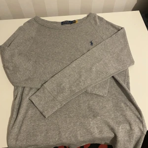 Ralph lauren sweatshirt  - En fin Ralph lauren sweatshirt använd få tal gånger Inge fel på den, kom priv för frågor, priset kan diskuteras!!!