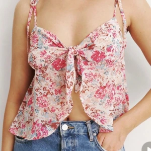 Topp - Söt blommig topp från Anika Tellers kollektion för NA-KD i storlek 34. Har aldrig använt då den är för liten. Köpt för 199kr. Finns ej att köpa längre på NA-KDs hemsida🙃💖