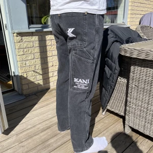 Svarta baggy jeans - Köpta för 900kr. Använda men inga missfärgningar eller skador. Priset går att diskuteras. Frakt: 69kr.