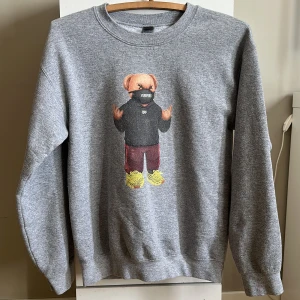 Tjock tröja  - Grå tjocktröj från Gildan. Storlek s men är lite oversize.