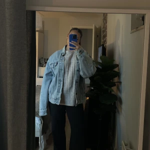 Jeansjacka - Jeansjacka från LEVIS Köpt på Second Hand Skicket är bra! Oversized